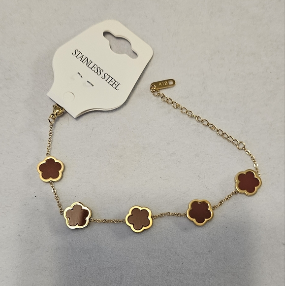 Clover Stainless Steel Gold Plated Elegant Bracelet. - Picture 6 of 6